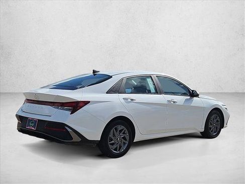 Used 2024 Hyundai Elantra SEL FWD image 5