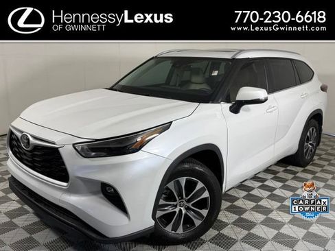 Used 2024 Toyota Highlander XLE FWD image 1