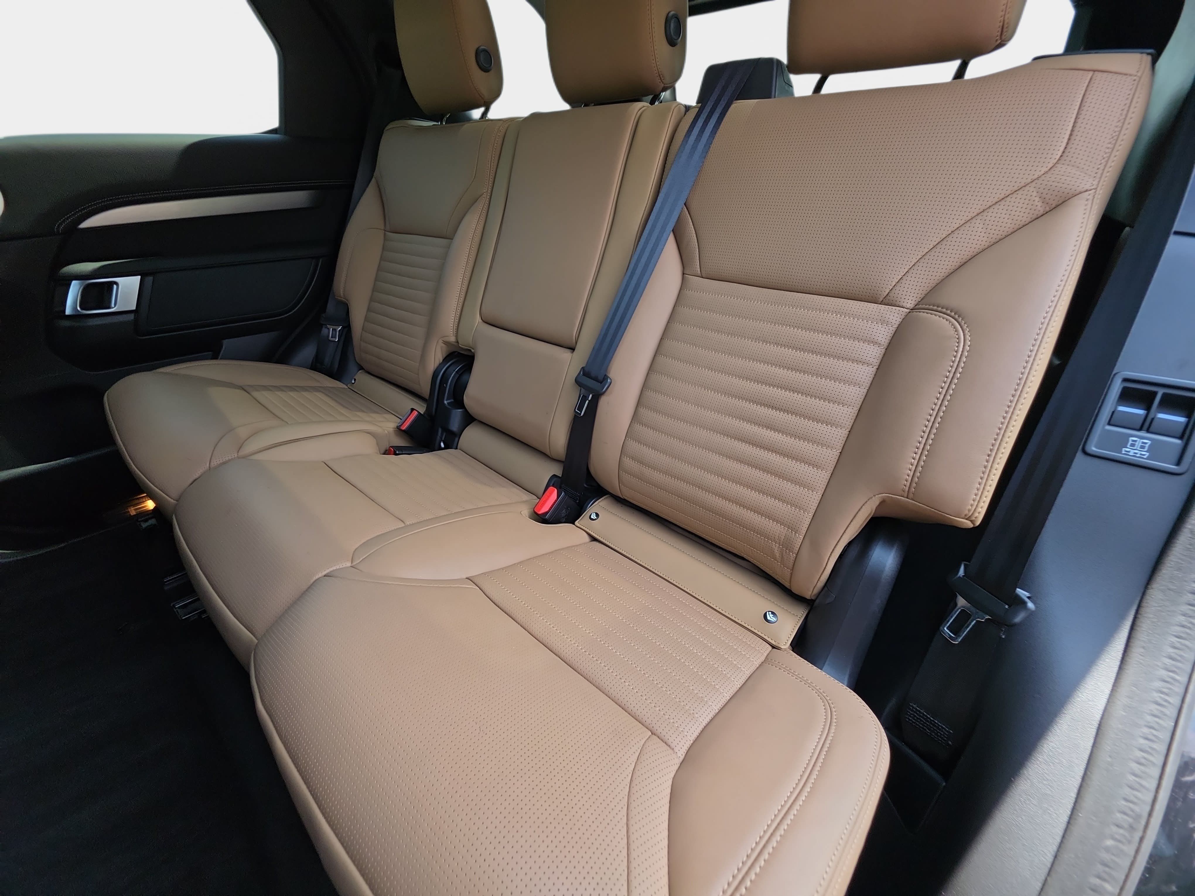 Certified 2025 Land Rover Discovery Dynamic SE AWD/4WD image 16