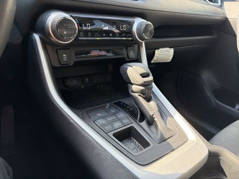 Used 2021 Toyota RAV4 XLE w/ Convenience Package image 16