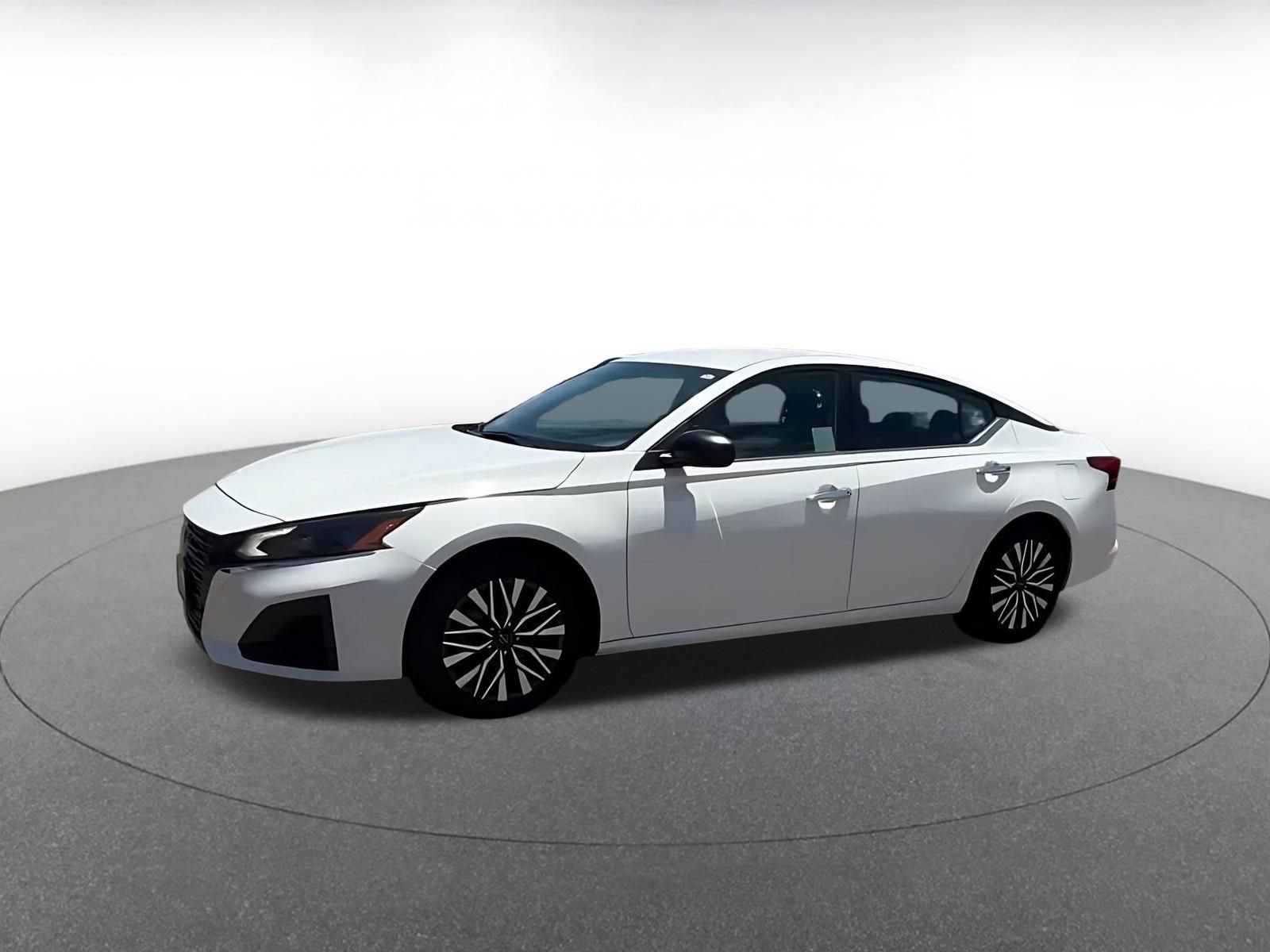 Used 2025 Nissan Altima 2.5 SV FWD image 9