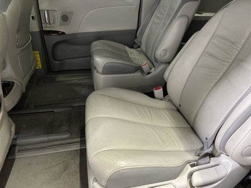 Used 2011 Toyota Sienna XLE image 23