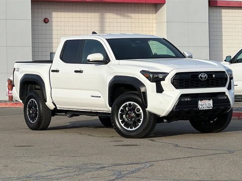 Certified 2025 Toyota Tacoma TRD Off-Road image 2