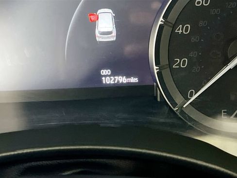 Used 2021 Toyota Highlander XLE AWD/4WD image 3