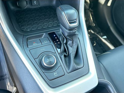 Used 2022 Toyota RAV4 XLE Premium image 16