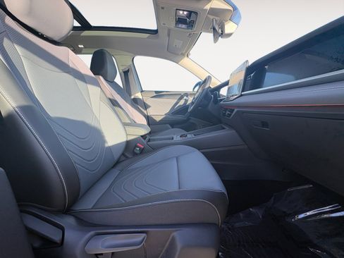 New 2025 Volkswagen Tiguan SE image 10