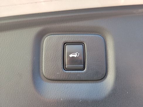 Used 2020 Nissan Pathfinder Platinum image 12