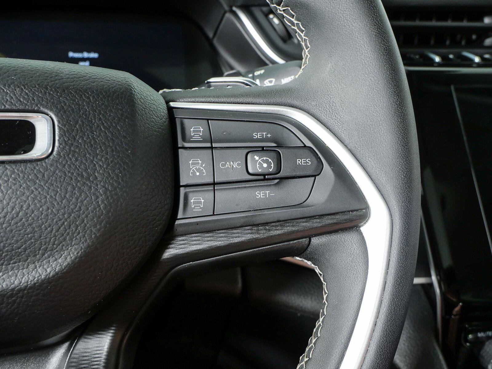 Used 2023 Jeep Grand Cherokee Laredo X AWD/4WD image 13