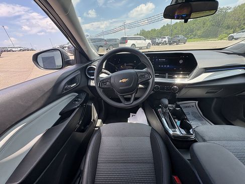 Used 2025 Chevrolet Trax LT FWD image 22