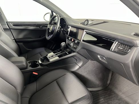 Certified 2025 Porsche Macan image 18