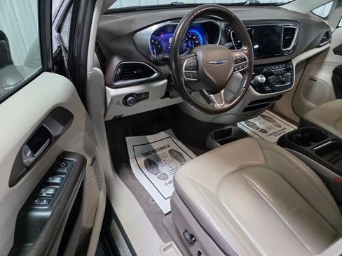 Used 2019 Chrysler Pacifica Touring-L Plus w/ Advanced Safetytec Group FWD image 6
