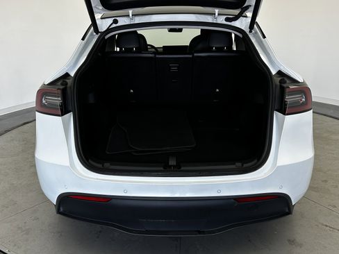 Used 2022 Tesla Model Y Long Range image 25