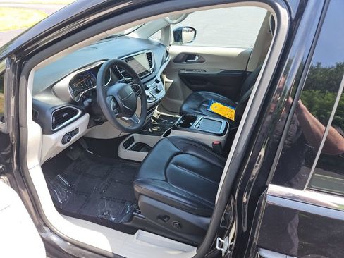 Used 2024 Chrysler Pacifica Touring-L FWD image 15