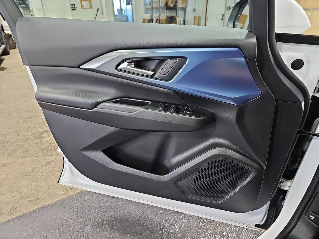 Used 2025 Chevrolet Equinox EV LT w/ LPO, All-Weather Mat Package FWD image 28