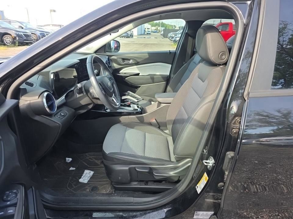 Used 2024 Chevrolet Trax LT w/ Sunroof Package FWD image 12