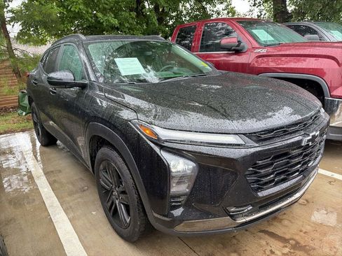 Used 2025 Chevrolet Trax ACTIV w/ Sunroof Package FWD image 3