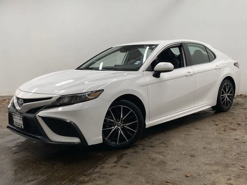 Used 2021 Toyota Camry SE image 1