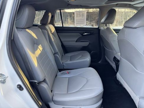 Used 2021 Toyota Highlander XLE image 20
