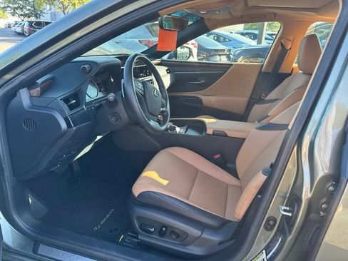 Used 2025 Lexus ES 350 w/ Premium Package FWD image 10
