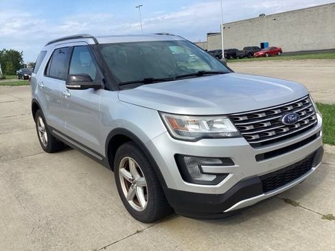 Used 2017 Ford Explorer XLT w/ Equipment Group 202A AWD/4WD image 10