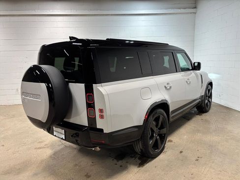 New 2026 Land Rover Defender 130 X-Dynamic SE image 6