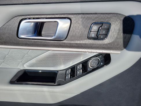 Used 2025 Ford Explorer Platinum w/ Ultimate Package image 19