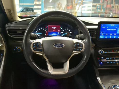 Used 2021 Ford Explorer Limited AWD/4WD image 2