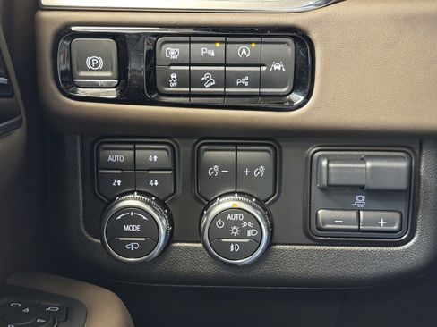 Used 2025 GMC Yukon Denali Ultimate w/ LPO, Floor Liner Package image 32