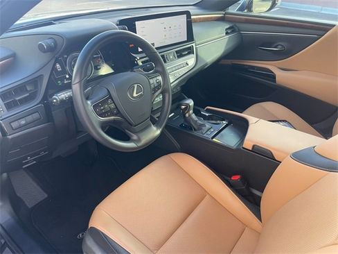 Certified 2025 Lexus ES 300h w/ Premium Package image 4