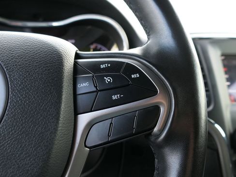 Used 2021 Jeep Grand Cherokee Laredo image 17