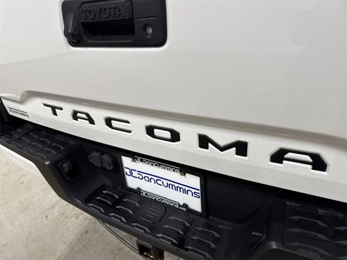 Used 2017 Toyota Tacoma TRD Sport image 26