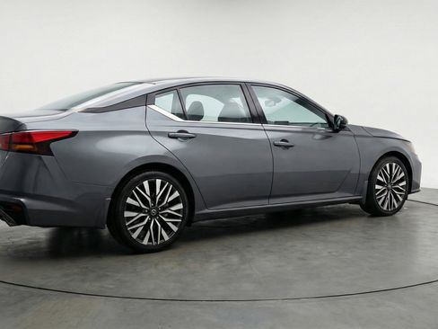 Used 2025 Nissan Altima 2.5 SV image 9