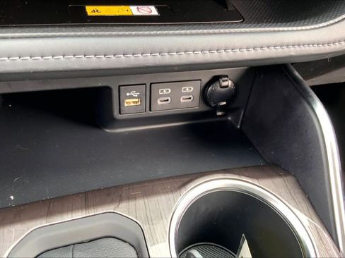 Used 2023 Toyota Highlander Limited image 32