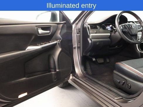 Used 2017 Toyota Camry SE image 10