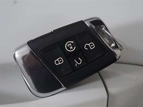 Used 2021 Volkswagen Atlas Cross Sport SE image 27