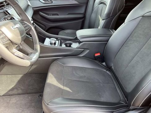 New 2025 Jeep Grand Cherokee Altitude image 24