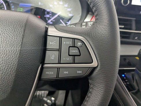 Used 2025 Toyota Sienna XLE w/ XLE Plus Package FWD image 18