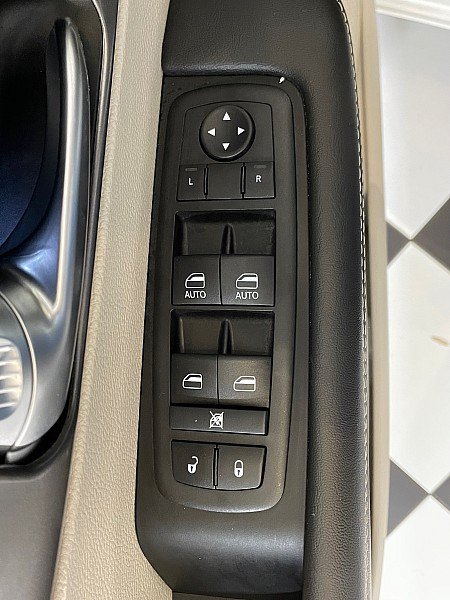 Used 2024 Chrysler Pacifica Touring-L FWD image 20
