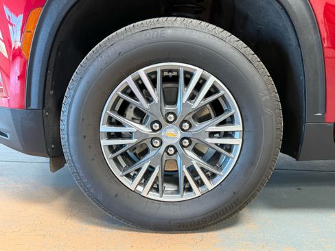 Used 2025 Chevrolet Traverse LT w/ Driver Confidence Package AWD/4WD image 8