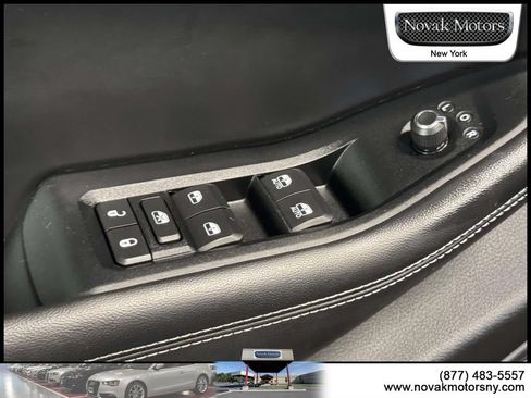 Used 2023 Jeep Grand Cherokee Limited w/ Black Appearance Package AWD/4WD image 13