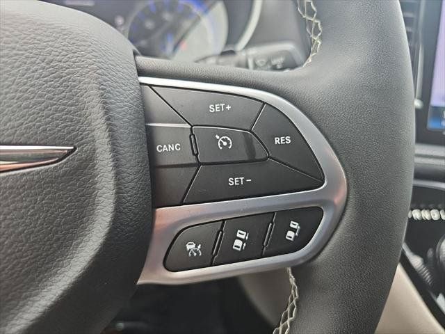 Certified 2024 Chrysler Pacifica Touring-L FWD image 30