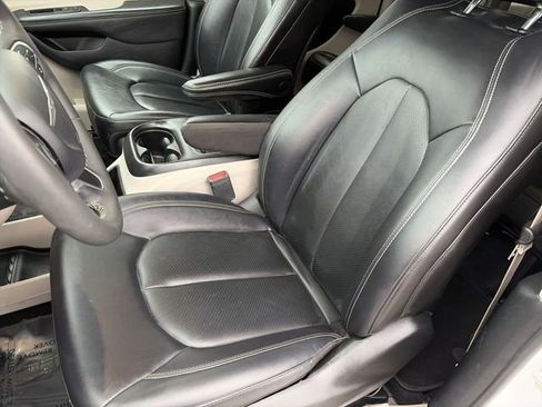 Used 2024 Chrysler Pacifica Touring-L image 34