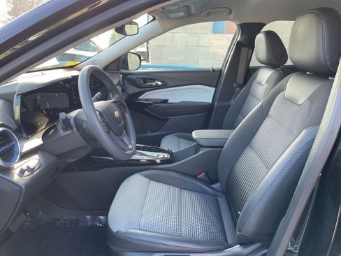 Used 2025 Chevrolet Trax LT image 27