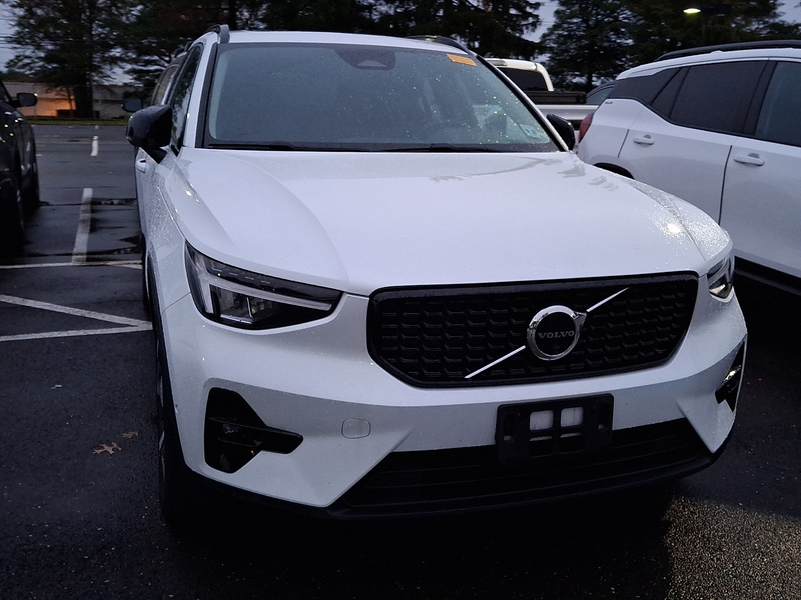 Used 2023 Volvo XC40 B5 Plus w/ Driver Assist Package AWD/4WD image 4