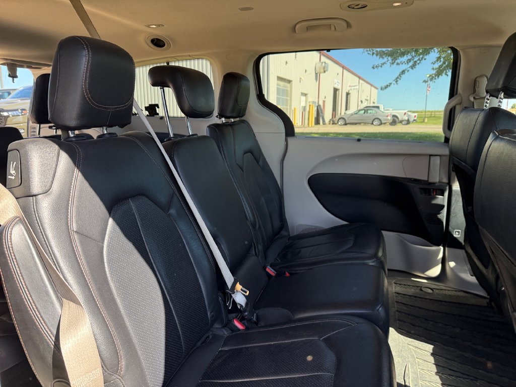 Used 2018 Chrysler Pacifica Touring-L FWD image 36