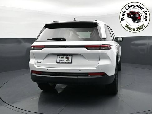 Used 2023 Jeep Grand Cherokee Altitude AWD/4WD image 5