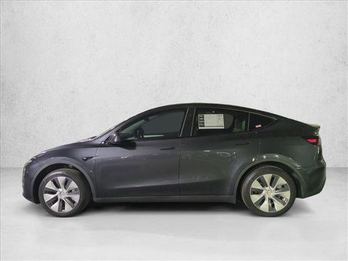 Used 2024 Tesla Model Y 2WD image 9
