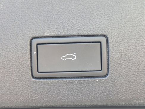 Used 2022 Volkswagen Atlas Cross Sport SE image 14