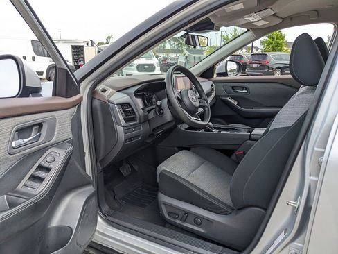 Used 2023 Nissan Rogue SV image 32