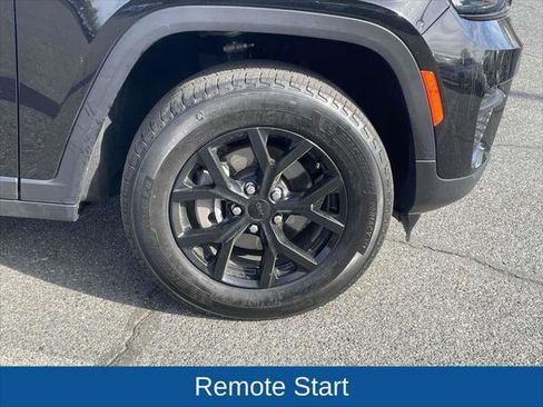 Certified 2025 Jeep Grand Cherokee Altitude AWD/4WD image 10